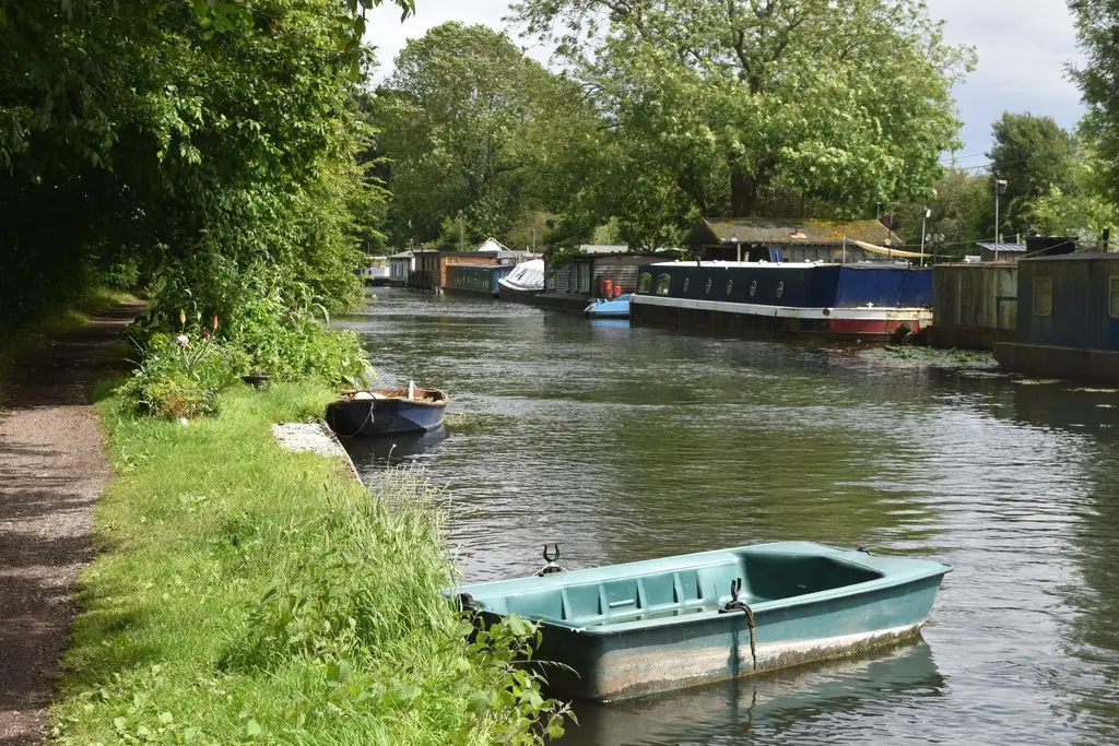 Towpath and residential boats on the Grand Union Canal at Batchworth